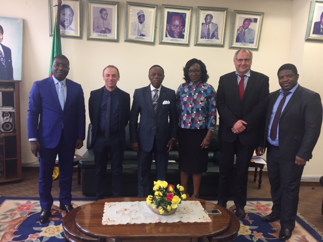 Avec le ministre de l'enseignement supérieur le professeur Jacques Fame Ndongo (au centre)